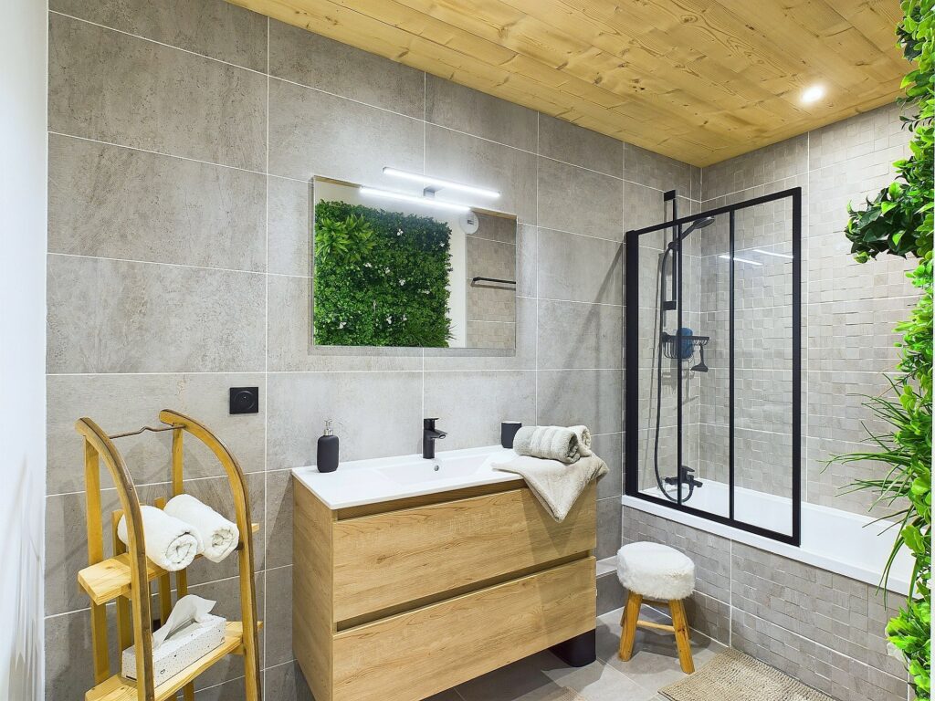 Domancy-salledebain1 Salle de bain avec baignoire